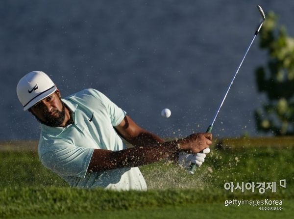피나우 연장우승 "단숨에 PO랭킹 1위"…람 3위 "태풍이 야속해"