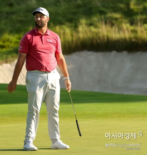 피나우 연장우승 "단숨에 PO랭킹 1위"…람 3위 "태풍이 야속해"