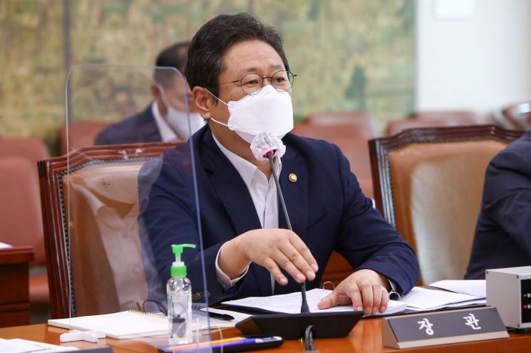 황희 문화체육관광부 장관이 지난 10일 서울 여의도 국회에서 열린 문화체육관광위원회 전체회의에서 답변하고 있다. [이미지출처=연합뉴스]