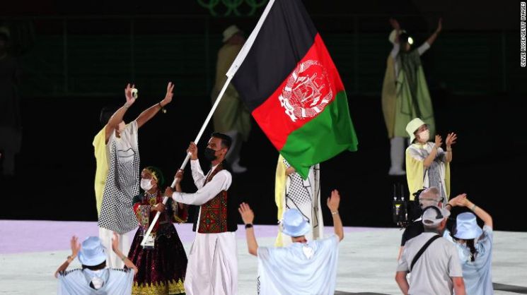 ▲2020 도쿄 올림픽 개막식에서 아프가니스탄 대표팀의 기수들.