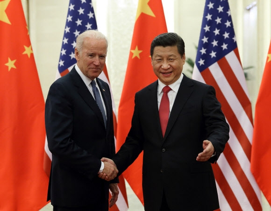 2013년 12월 시진핑 중국 국가주석이 당시 미 부통령으로 중국을 방문한 조 바이든 미국 대통령과 베이징 인민대회당에서 만나 인사를 나누고 있다. 사진 = 연합뉴스