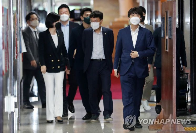 이준석 국민의힘 대표가 24일 서울 여의도 국회에서 열린 비공개 최고위원회의에 입장하고 있다. / 사진=연합뉴스