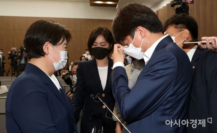 국민권익위원회의 부동산 전수조사에서 농지법 위반 의혹이 제기된 윤희숙 국민의힘 의원이 25일 국회에서 의원직 사퇴를 선언하자 이준석 대표가 기자회견장으로 찾아와 윤 의원을 만류하며 눈물을 흘리고 있다./윤동주 기자 doso7@