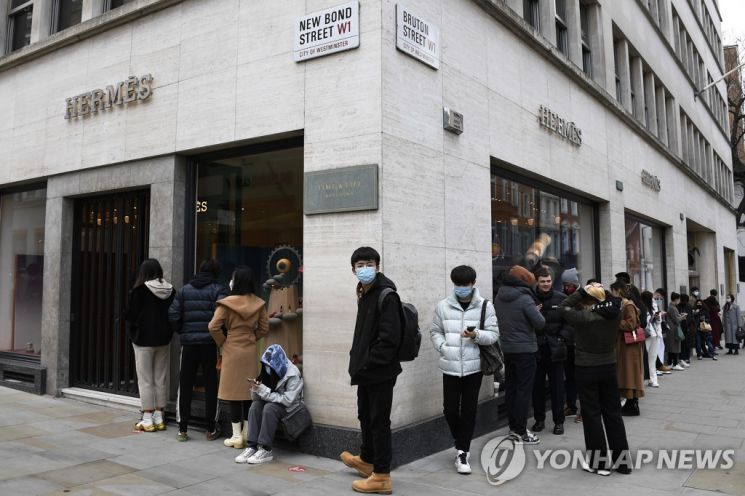 '아마존' 등 거대 전자 상거래 플랫폼도 명품업계에선 난항을 빚고 있다. 사진은 영국 런던 한 명품 매장 앞에 줄을 선 사람들. / 사진=연합뉴스