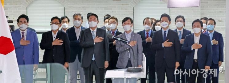 국민의힘 대선경선 후보들이 25일 서울 여의도 중앙당사에서 열린 ‘국민 약속 비전 발표회’에 참석, 국민의례를 하고 있다./윤동주 기자 doso7@