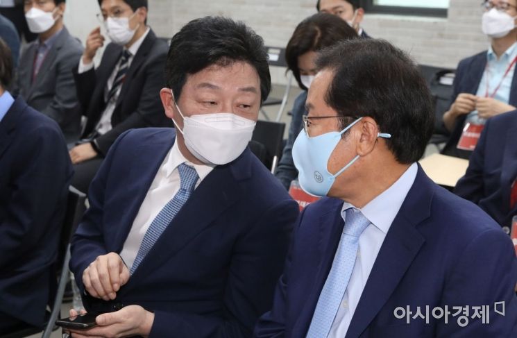 홍준표 국민의힘 대선경선 후보와 유승민 후보가 25일 서울 여의도 중앙당사에서 열린 ‘국민 약속 비전 발표회’에 참석, 인사를 나누고 있다./윤동주 기자 doso7@
