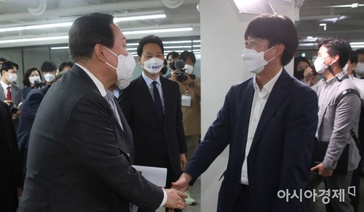 이준석 국민의힘 대표가 25일 서울 여의도 중앙당사에서 열린 ‘국민 약속 비전 발표회’에 참석, 윤석열 대선경선 후보와 인사를 나누고 있다./윤동주 기자 doso7@