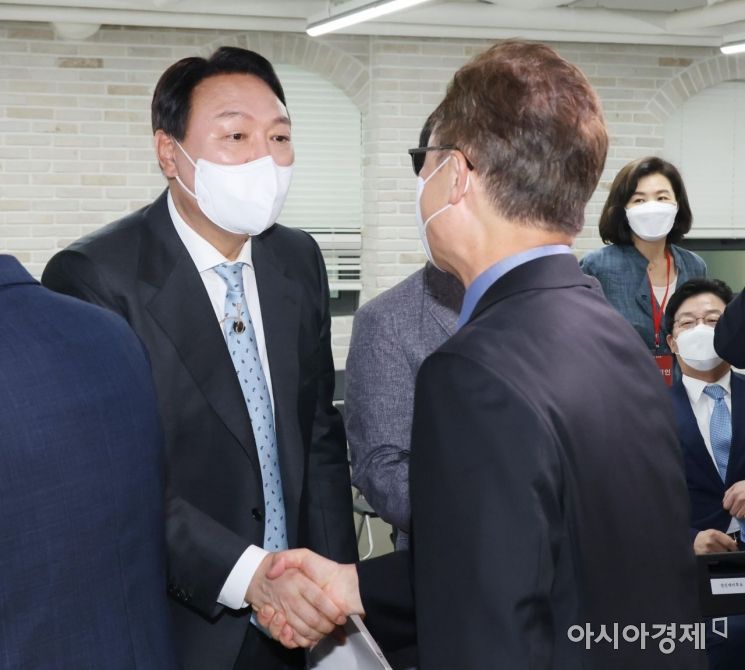 최재형 국민의힘 대선경선 후보와 윤석열 후보가 25일 서울 여의도 중앙당사에서 열린 ‘국민 약속 비전 발표회’에 참석, 인사를 나누고 있다./윤동주 기자 doso7@