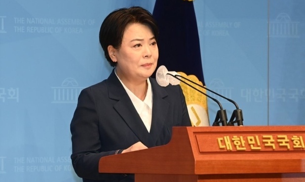 25일 국회 소통관에서 의원직 사퇴 및 대선 불출마 선언 기자회견을 하고 있는 윤희숙 국민의힘 의원./사진=연합뉴스