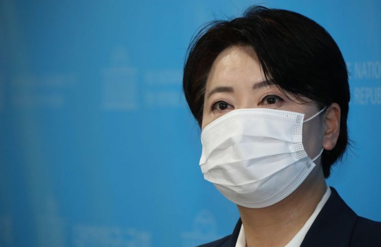 국민권익위원회 조사에서 부동산 관련 불법 의혹이 제기된  윤희숙 국민의힘 의원이 25일 서울 여의도 국회 소통관에서 의원직 사퇴를 선언하는 기자회견을 마치고 취재진의 질문에 답하고 있다. [이미지출처=연합뉴스]