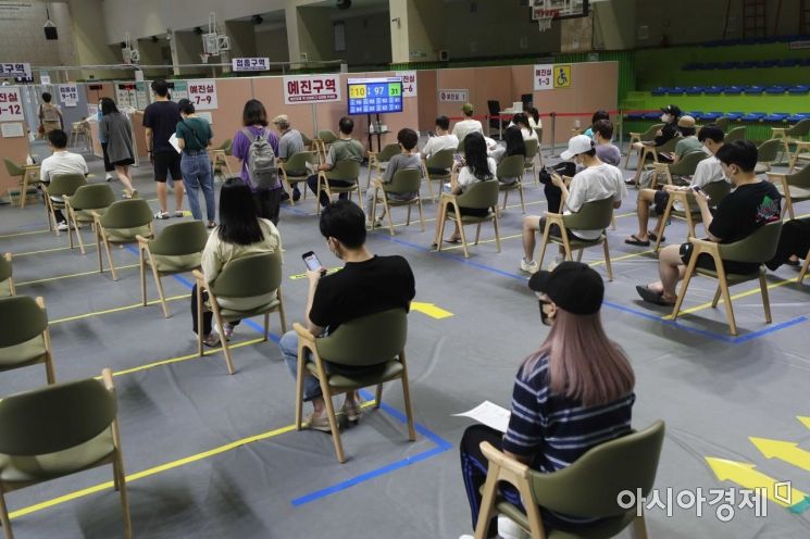 18~49세에 대한 코로나19 예방접종 첫날인 26일 서울 동작구 사당종합체육관에 마련된 예방접종센터에서 시민들이 백신을 맞기 위해 대기하고 있다. /문호남 기자 munonam@