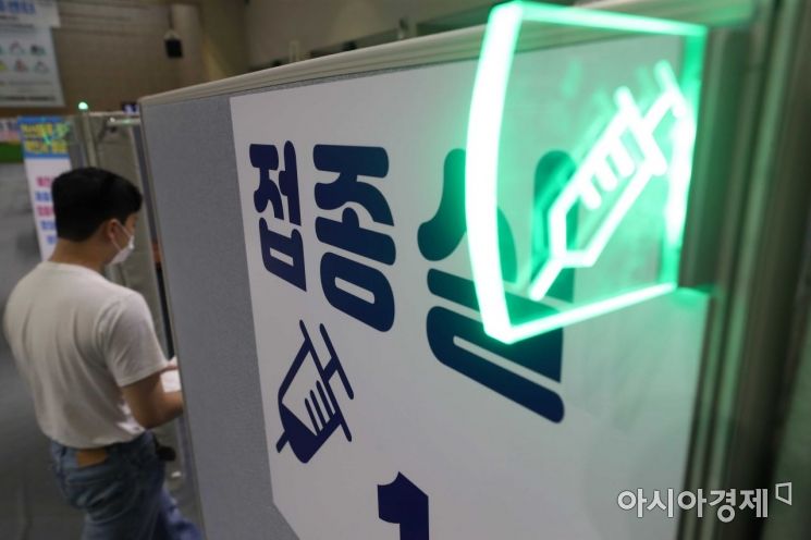 사당종합체육관에 마련된 예방접종센터에서 한 시민이 접종실로 향하고 있다. /문호남 기자 munonam@