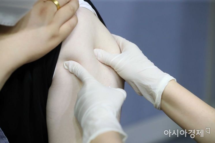 사당종합체육관에 마련된 예방접종센터에서 한 시민이 백신을 맞고 있다. /문호남 기자 munonam@