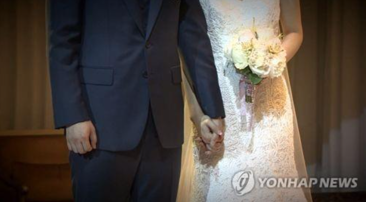 코로나19 여파로 혼인 건수가 줄고 있다. 사진은 기사 중 특정 표현과 무관. [이미지출처=연합뉴스]