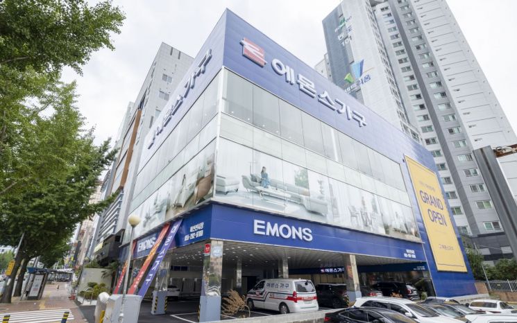 Exterior view of Emons Furniture Masan Showroom opened in Seokjeon-dong, Masanhoewon-gu, Changwon-si, Gyeongnam. <br>[Photo by Emons]