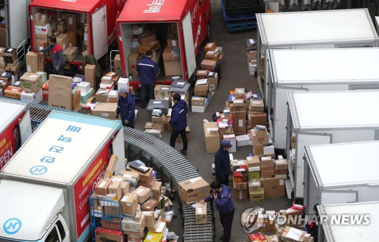 코로나19 확산으로 인해 비대면 소비가 급증하면서 택배 산업도 바빠졌다. 지난해 3월17일 오전 서울 시내의 한 택배 물류센터에 택배가 수북이 쌓여 있다. / 사진=연합뉴스