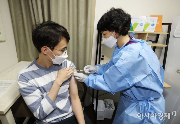 본격적인 청장년층(18∼49세) 백신 접종이 시작된 지난 26일 오전 서울 관악구 사랑의병원에서 한 시민이 화이자 백신을 접종하고 있다.  2021. 8. 26 사진공동취재단