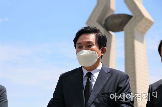 국민의힘 대권 주자인 원희룡 전 제주도지사가 지난 26일 광주광역시 북구 운정동 국립5.18민주묘지 홍남순 변호사 묘역에서 참배하고 인연을 설명하고 있다. /윤자민 기자