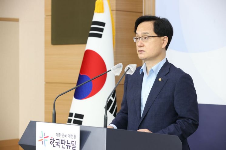 26일 오후 강성천 중소벤처기업부 차관이 서울청사 별관 브리핑룸에서 '글로벌 4대 벤처강국 도약을 위한 벤처 보완 대책 브리핑'을 하고 있다. [사진제공=중소벤처기업부]