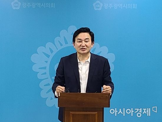 국민의힘 대권주자인 원희룡 전 제주지사는 26일 오후 광주광역시의회 브리핑룸에서 기자회견을 하고 있다. /박진형 기자