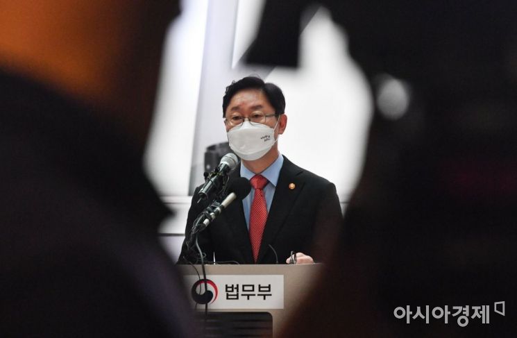 박범계 법무부 장관이 26일 인천공항에서 아프간 협력자 및 가족들 한국 이송 관련 브리핑을 하고 있다. /문호남 기자 munonam@