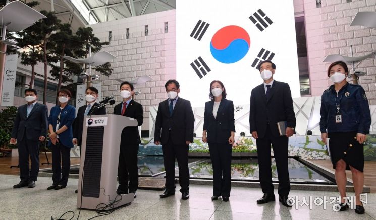 박범계 법무부 장관이 인천공항에서 브리핑을 하고 있다. 법무부는 아프간인들에게 단계별 국내체류 지위를 부여할 계획이라고 밝혔다. /문호남 기자 munonam@