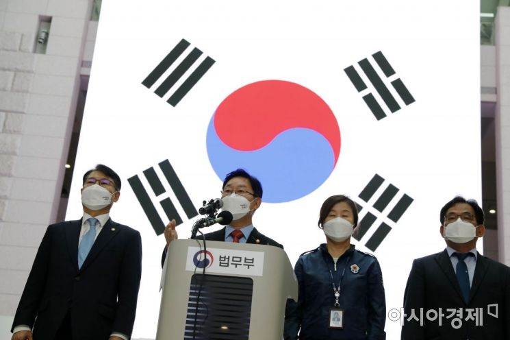 박범계 장관은 "정부는 토론과 고민 끝에 특별입국을 수용하는 어려운 결단을 내렸다"면서 "아프간인 특별입국자들에게 단계별로 국내 체류 지위를 부여할 계획"이라고 밝혔다. /문호남 기자 munonam@