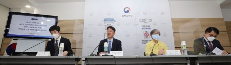 김계훈 전남대병원 순환기내과 교수가 26일 오후 충북 청주시 질병관리청에서 18~49세 국민의 코로나19 예방접종 관련 질의에 대해 전문가가 답변하는 코로나19 특집브리핑에서 영상 질문에 답변하고 있다. 정재훈 가천의대 예방의학 교수, 김계훈 전남대병원 순환기내과 교수, 정은경 청장, 최원석 고려대 안산병원 교수(왼쪽부터). [이미지출처=연합뉴스]