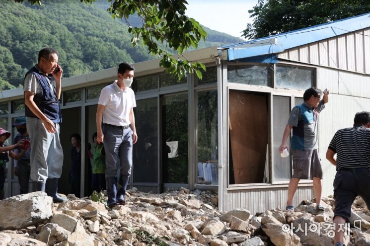 이강덕 시장이 죽장면 피해 주택에서 복구작업을 돕고 있는 모습.