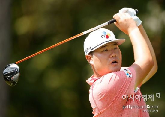 임성재가 ‘PO 2차전’ BMW챔피언십 첫날 2번홀에서 티 샷하고 있다. 오윙스밀스(미국)=Getty images/멀티비츠