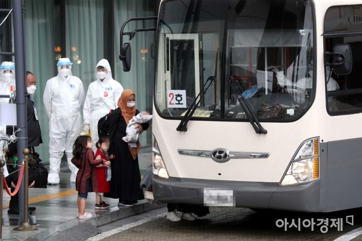 과거 한국을 도운 아프간인이 27일 경기 김포 마리나베이 호텔에서 충북 진천의 국가공무원 인재개발원으로 향하는 버스에 오르고 있다. /문호남 기자 munonam@