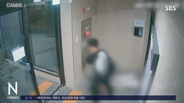 지난 7월25일 서울 마포구 한 오피스텔에서 A씨가 연인을 폭행해 숨지게 한 당시 상황이 담긴 폐쇄회로(CC)TV 화면./사진=SBS 방송 화면 캡처