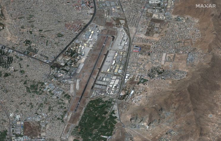 폭탄 테러가 발생한 카불 공항의 위성사진 [이미지출처=로이터연합뉴스]