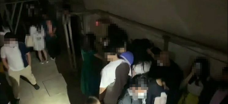 밀실에 몸을 숨긴 사람들./사진제공=서울 강남경찰서