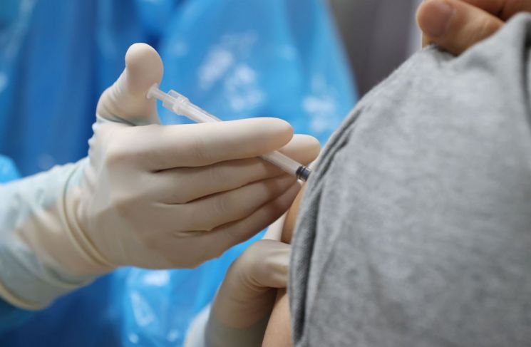 한 시민이 코로나 19 백신을 접종받고 있다. 사진은 기사의 특정 표현과 직접적인 관련이 없음. [사진=연합뉴스]