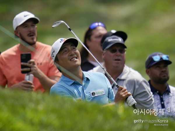 이경훈이 ‘PO 2차전’ BMW챔피언십 셋째날 5번홀 러프에서 탈출하고 있다. 오윙스밀스(미국)=Getty images/멀티비츠