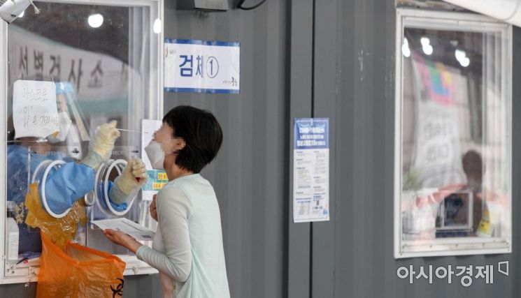 코로나19 신규 확진자가 1619명 발생하며 4차 대유행이 지속되고 있는 29일 서울역 광장에 마련된 임시 선별검사소를 찾은 시민들이 검사를 받기 위해 대기하고 있다./강진형 기자aymsdream@