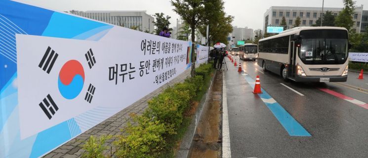과거 한국을 도왔던 아프간인과 그 가족인 아프간 특별기여자들을 태운 버스가 지난 27일 오후 충북 진천 국가공무원인재개발원으로 들어서고 있다. [이미지출처=연합뉴스]