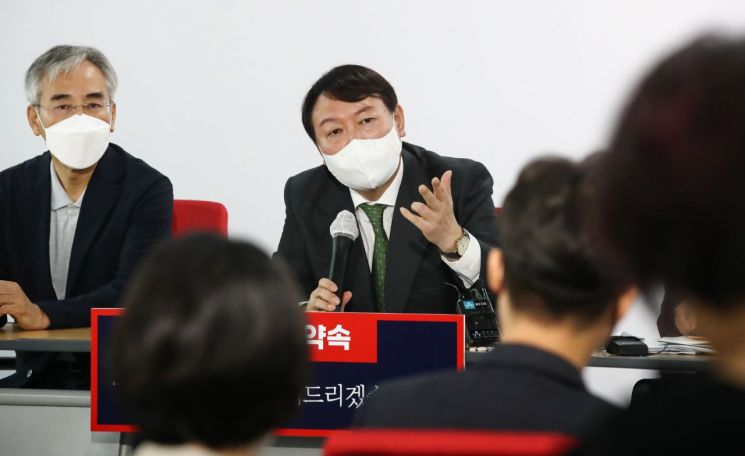 국민의힘 대권주자인 윤석열 전 검찰총장이 29일 서울 여의도 중앙당사에서 부동산 정책 공약을 발표한 뒤 취재진의 질문에 답하고 있다. [이미지출처=연합뉴스]