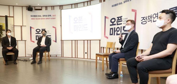 국민의힘 대권주자인 최재형 전 감사원장이 29일 서울 여의도 한 카페에서 열린 오픈마인드 정책연구 콜로키움에서 발언하고 있다. [이미지출처=연합뉴스]