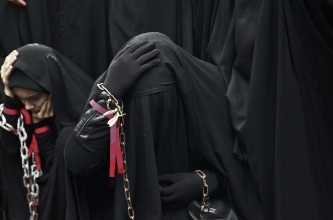 부르카 입고 무릎 꿇은 여성 자료사진. 사진=픽사베이