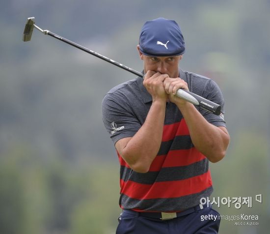 '헐크' 브라이슨 디섐보가 'PO 2차전' BMW챔피언십 최종일 9번홀에서 버디 퍼팅을 놓친 뒤 아쉬워하고 있다. 오윙스밀스(미국)=Getty images/멀티비츠