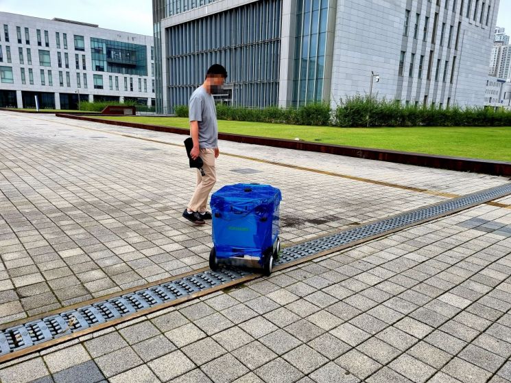 인천 송도에 위치한 연세대 국제캠퍼스에서 운행 중인 배달로봇 '뉴비.' 행인이 등장하자 자연스럽게 경로를 바꿔 돌아갔다. [사진 = 이준형 기자]