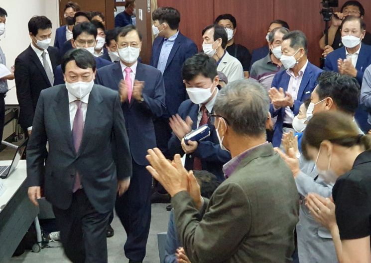 국민의힘 대권주자인 윤석열 전 검찰총장이 30일 오전 충남 천안시 동남구 국민의힘 충남도당사무실을 방문하고 있다. [이미지출처=연합뉴스]