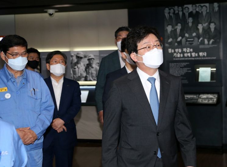 국민의힘 대권 경선 예비후보인 유승민 전 의원(앞줄 오른쪽)이 30일 경북 포항에 있는 포스코역사관을 방문해 돌아보고 있다. [이미지출처=연합뉴스]