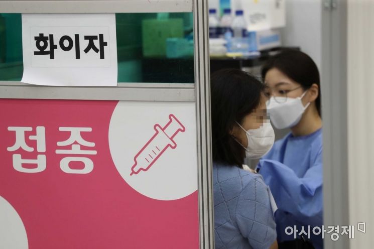 정부가 추석 전까지 백신 1차 접종률을 70%까지 끌어올리겠다는 목표를 세운 가운데 30일 서울 중구 충무스포츠센터에 마련된 예방접종센터에서 시민들이 백신을 맞고 있다. 이날 코로나19 예방접종 대응추진단에 따르면 백신 누적 1차 접종자는 총 2864만1079명으로 전체 인구의 55.8%에 해당한다. /문호남 기자 munonam@
