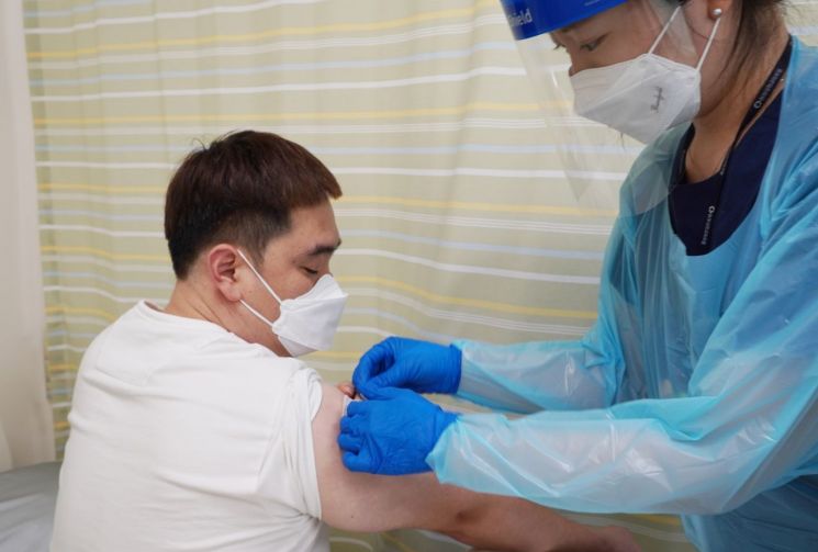 30일 부산 동아대병원에서 SK바이오사이언스의 코로나19 백신 후보물질 'GBP510'의 임상 3상을 위한 피험자 투여가 진행되고 있다. (사진제공=SK바이오사이언스)