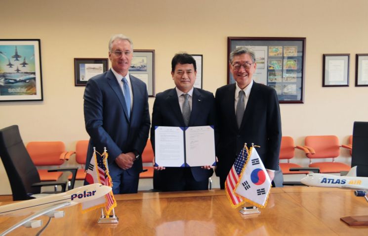 지난 7월 19일(현지시각 기준) 미국 뉴욕 소재 아틀라스항공 월드와이드홀딩스 본사에서 열린 미국 아틀라스항공, 샤프테크닉스케이, 인천국제공항공사 3사 간 '특송화물기 전용 정비시설 투자유치를 위한 합의각서(MOA) 체결식'에서 존 디트리히 아틀라스항공 월드와이드홀딩스 회장 겸 최고경영자(사진 왼쪽부터), 김경욱 인천국제공항공사 사장, 백순석 샤프테크닉스케이 사장이 합의각서에 서명한 후 기념촬영을 하고 있다.