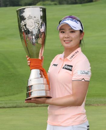 이다연이 한화클래식 우승 직후 트로피를 들고 미소를 짓고 있다. 사진제공=KLPGA