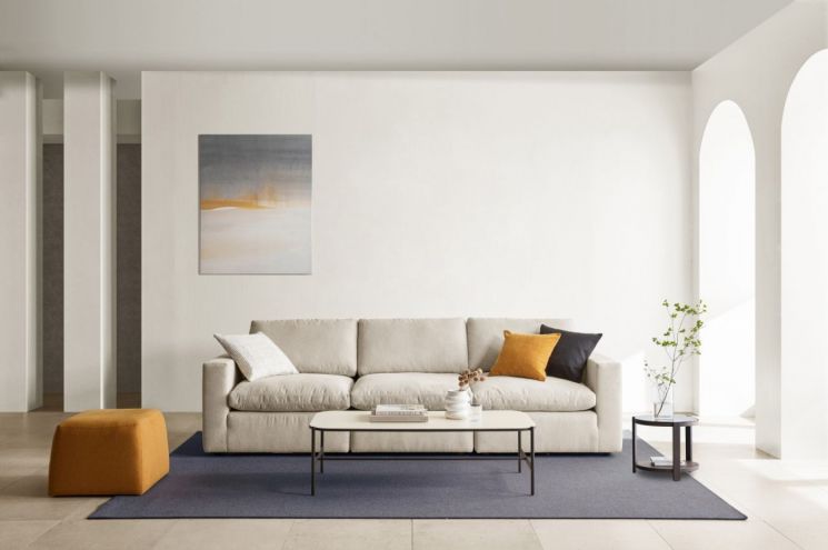 Casa Mia, the total home furnishing brand of Shinsegae Casa Co., Ltd., has launched the online-exclusive product "Campo Basic" from its best-selling sofa series "Campo." <br>[Photo by Shinsegae Casa]